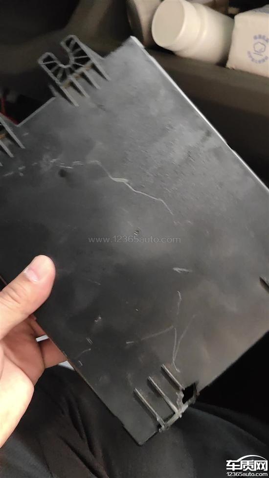 远程星享V车身控制模块固定点断裂