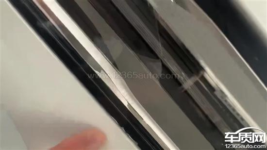 蔚来ES9后尾灯多处由里往外开裂 