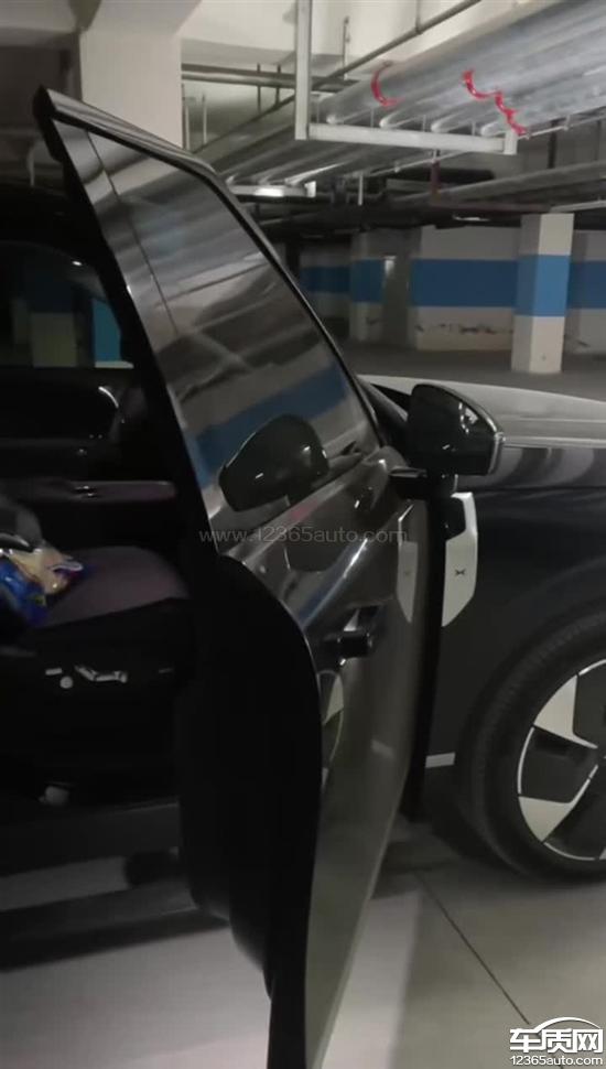 小鹏GX右前方电动门关闭时急速弹开