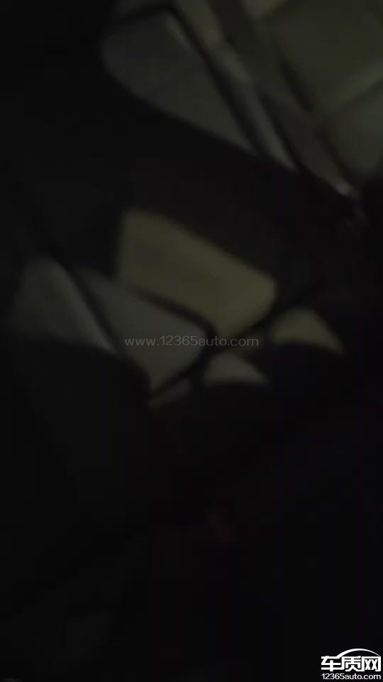 智己L6右后顶棚C柱位置钣金异响