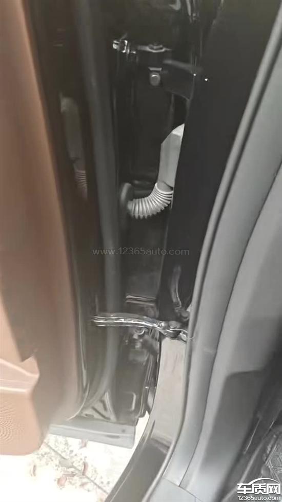 奇瑞瑞虎9车辆四个车门门框爆漆