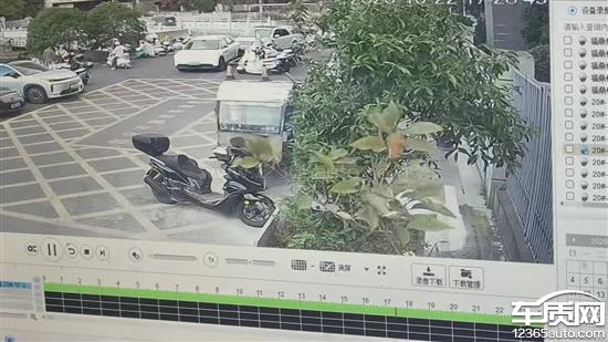 极狐 阿尔法T7智驾右转撞击道路中间隔离带