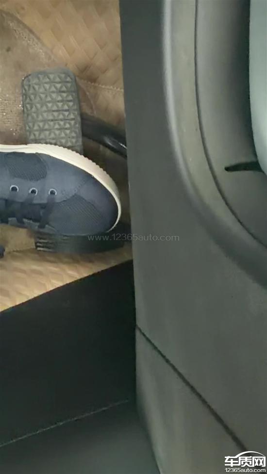 别克E4刹车严重异响 制动总泵故障