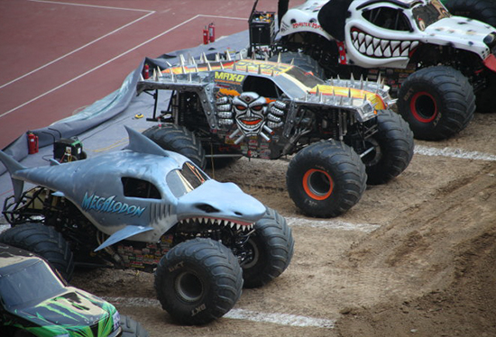 浮夸的怪兽大脚车有点意思昂