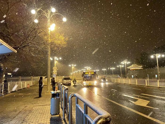 大雪纷飞你知道应该怎样除去车上的雪吗