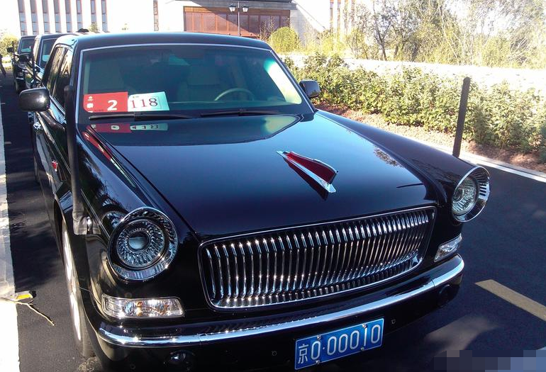上班路上巧遇高级礼宾车队四辆红旗l9防弹车价值3600万