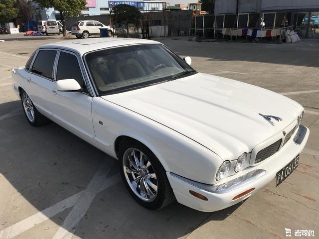 经典的四眼仔 实拍稀有的白色捷豹xj8!