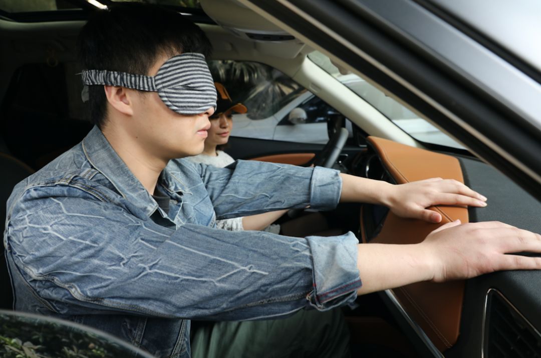 在街头被蒙上眼睛去体验一辆豪车是怎样的感受