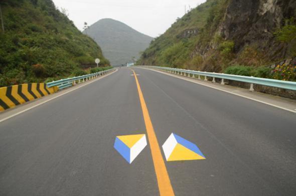 高速上见到这5种标志线就要小心行驶了