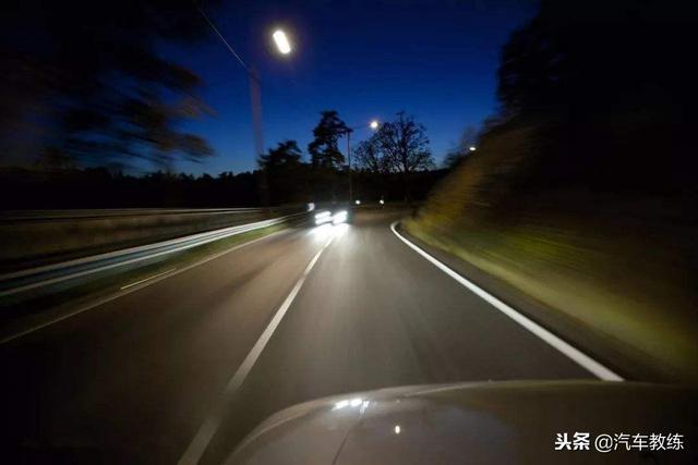 夜晚跑高速的6个小技巧 都是老司机的经验总结