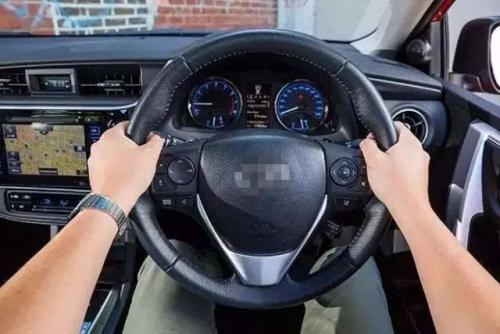 网站首页 论坛首页 七嘴八舌单手握方向盘看似很帅,实际更危险.