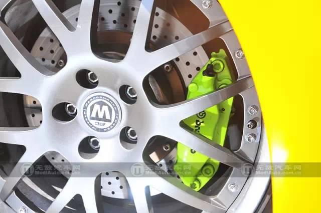 前刹车换装了brembo f40四活塞卡钳.