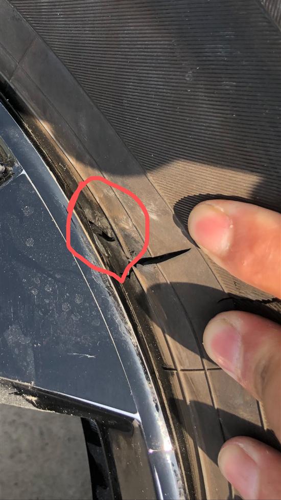 东风日产轩逸新更换的优科豪马轮胎爆胎